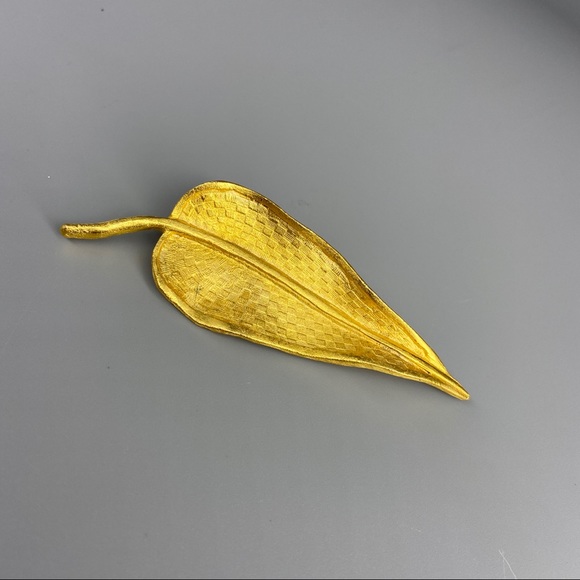 Vintage Brushed Gold Leaf Brooch - Picture 12 of 14